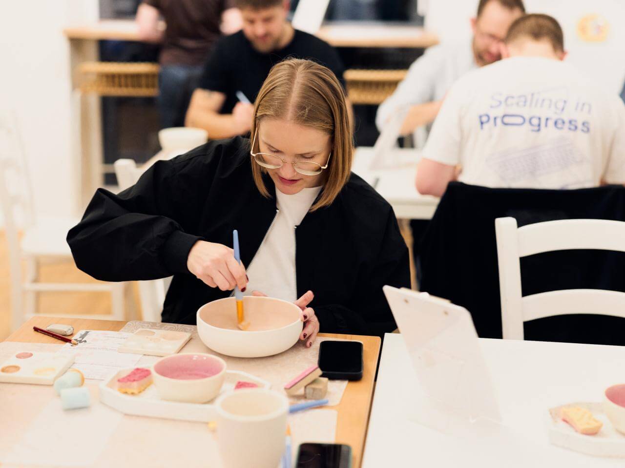 Team-Event: Person bemalt Keramikschale.